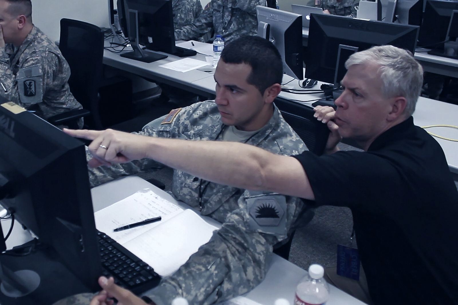 Equipo revisando una investigación de seguridad en pantalla